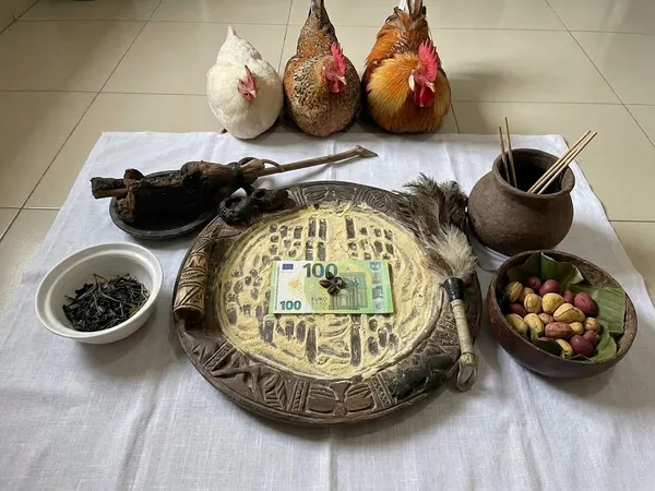 Plateau traditionnel de divination Fâ consultation spirituelle et cauris